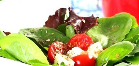 Легкий итальянский салат из томатов, красного лука и козьего сыра