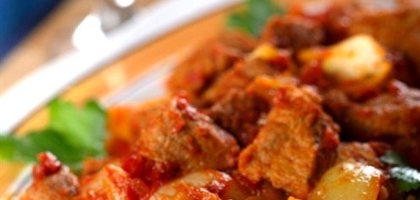 Тушеная телятина с яблоками, корицей и красным вином