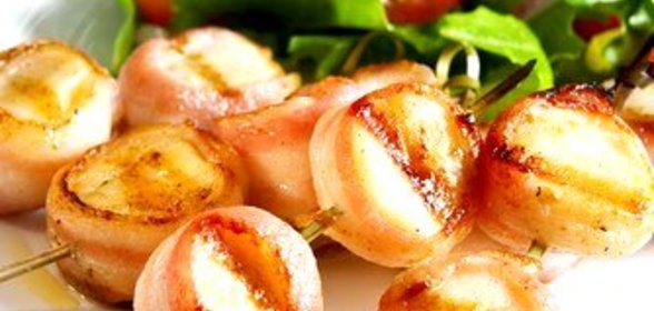 Маринованные морские гребешки на шпажках из розмарина на гриле