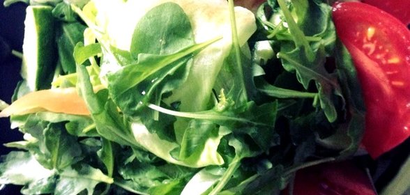 Свежий салат из рукколы и овощей с йогуртовой заправкой