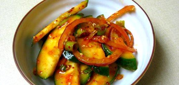 Пряный салат из огурцов