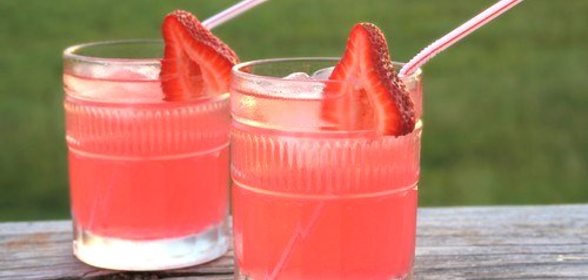Клубничный лимонад с красным чаем