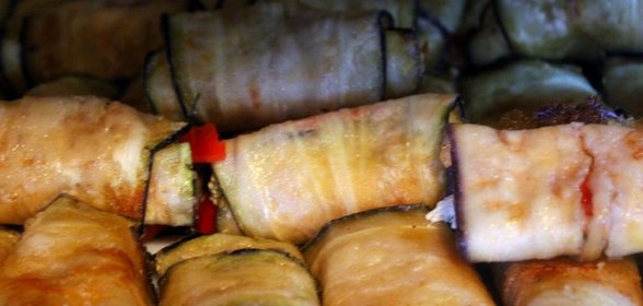 Баклажанные рулетики с сыром и помидорами