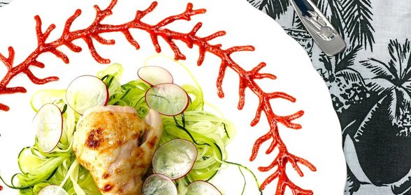 Курица с зеленой лапшой и редисом