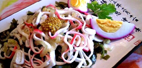 Салат из морской капусты и жаренных крабовых палочек