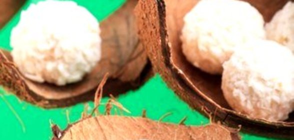 Трюфели из рикотты в белом шоколаде и кокосовой стружке с целым миндалем