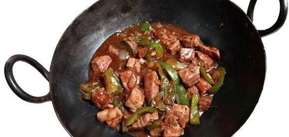 Говядина в соусе из черной фасоли