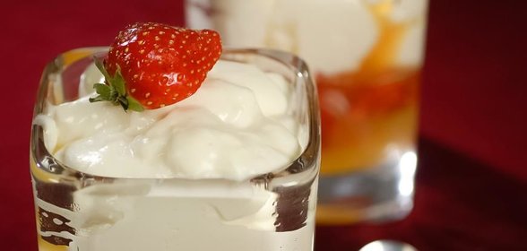 Апельсиновое заливное с клубникой