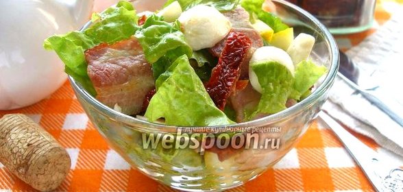 Салат с беконом, томатами и Моцареллой