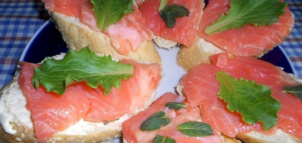 Бутерброды с семгой и зеленью