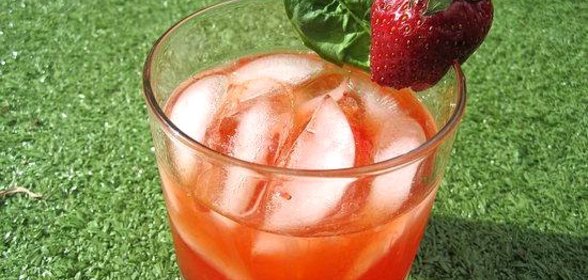 Коктейль с клубникой и базиликом
