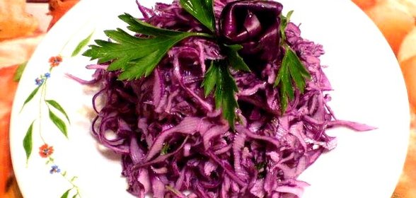 Капустный салат с чесноком и сметаной