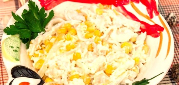 Салат с кальмарами и кукурузой