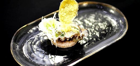 Устрицы с огуречной гранитой