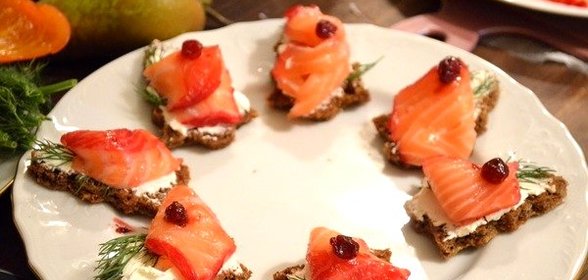 Канапе с семгой и сыром