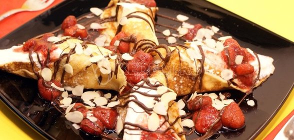 Блинчики с мороженым и клубникой