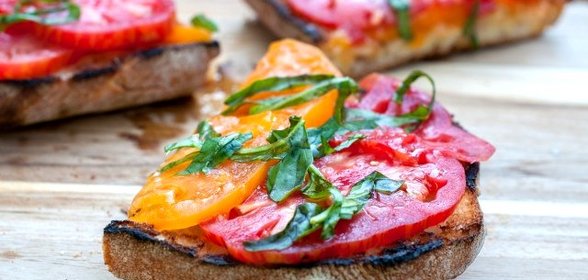 Брускетта с помидорами и базиликом