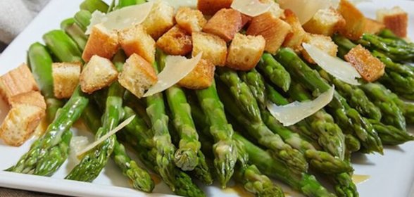 Салат со спаржей