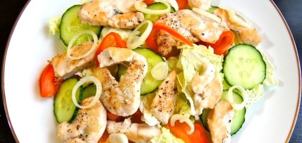 Овощной салат с куриной грудкой