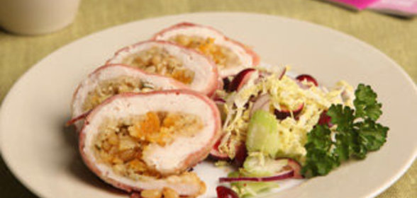 Запеченный в беконе рулет из куриного филе с кускусом