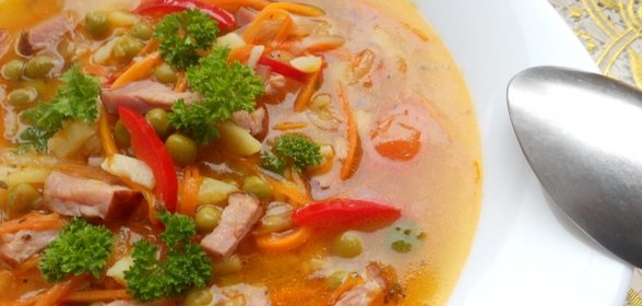 Густой суп с копченой свиной грудинкой