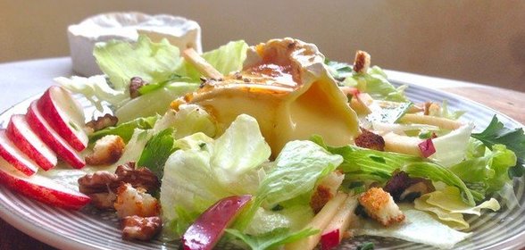 Салат с яблоком, камамбером и карамелью