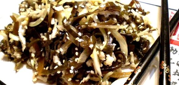 Салат из морской капусты и красной редьки