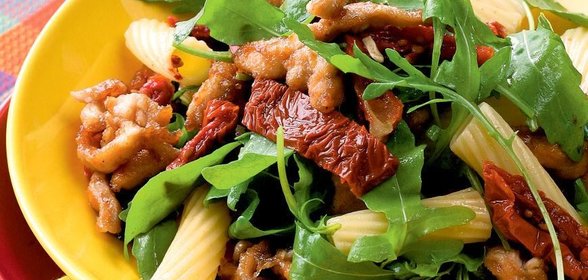 Салат с курицей, жаренной в корочке из прованских трав