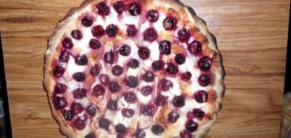 Пирог песочный с вишней и сметанной заливкой