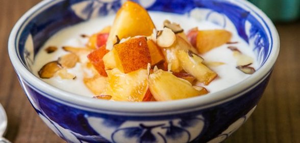 Греческий йогурт с персиками и медом