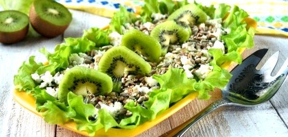 Зелёный салат с киви и семечками