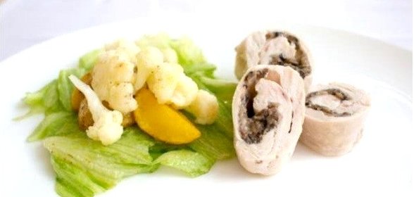 Рулетик из филе индейки с черносливом