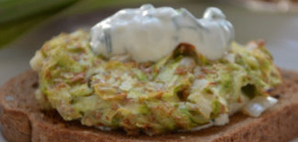 Тост с котлетой из кабачка