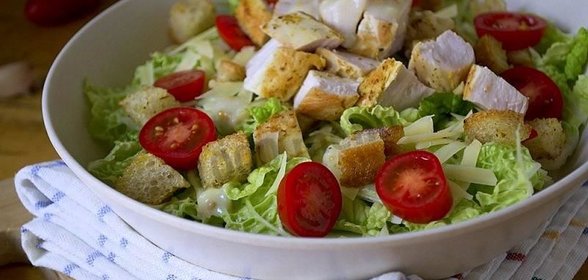 Салат Цезарь с курицей, сухариками и помидорами
