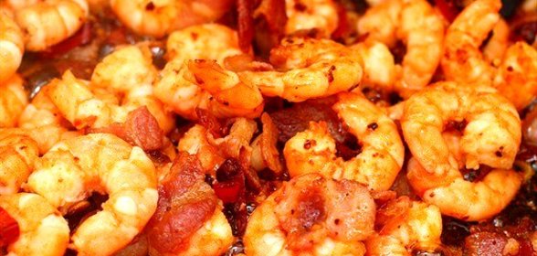 Чесночные креветки с ветчиной и красными перцами по‑испански