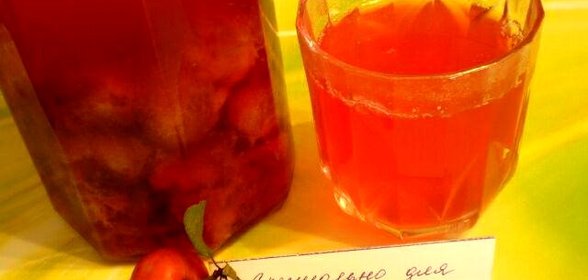 Компот из розовой алычи