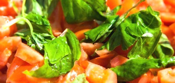 Салат из помидоров с зеленью