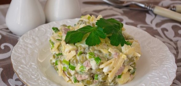 Салат с печенью трески и яйцом