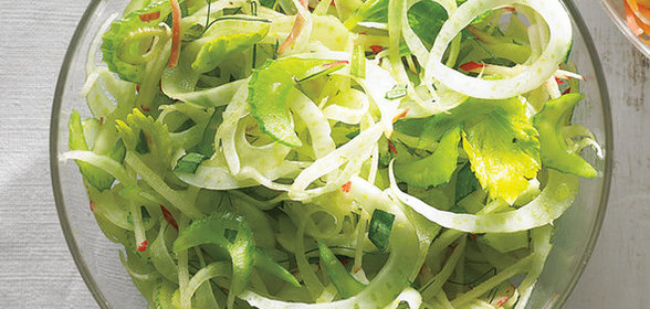 Салат с сельдереем, фенхелем и яблоком