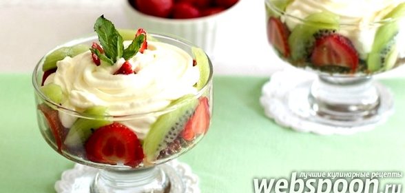 Фруктовый десерт со сливками и хрустящей основой