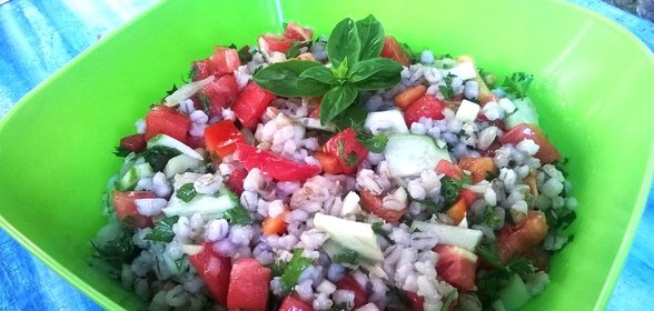 Салат из перловой крупы со свежими овощами