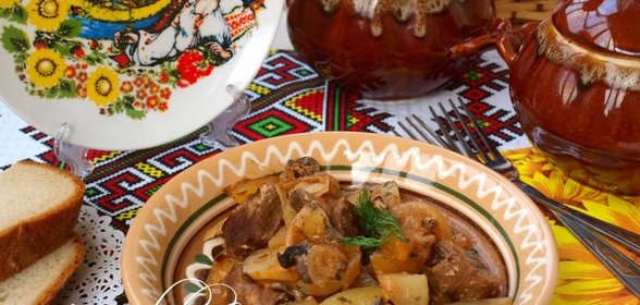 Жаркое с мясом, картофелем и грибами в горшочках