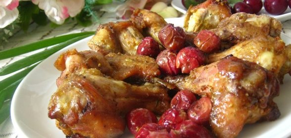 Куриные крылышки запеченные с вишней