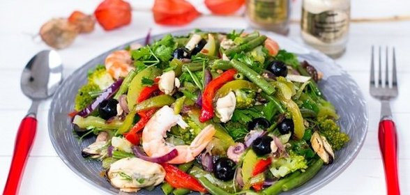 Морской коктейль с соевым соусом