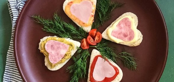 Тосты «сердечки» с ветчиной