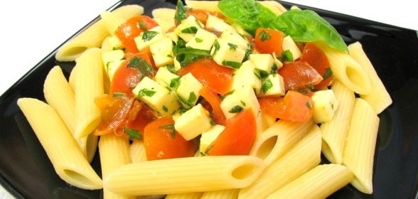Макароны c помидорами, моцареллой и базиликом