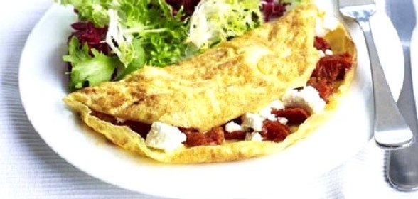 Омлет с сыром фета и помидорами