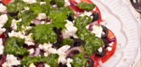 Томатный салат с зеленой заправкой