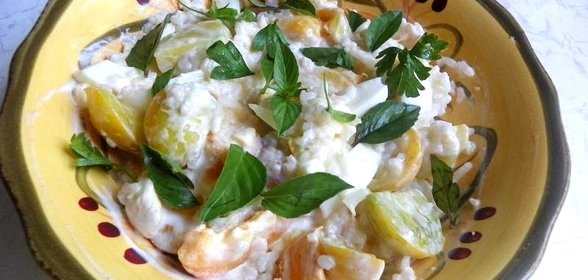 Салат с персиками и желтыми помидорами черри