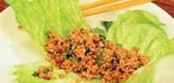 Свинина по-китайски на листьях салата